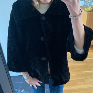 Pälsjacka  - Trekvartsärmad pälsjacka. Köpt den secondhand och det finns inga lappar, så vet varken storlek eller märke. Varm och fin kappa i toppenskick. 