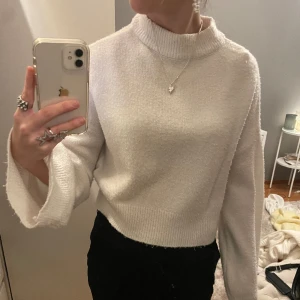 Stickad tröja - Säljer denna fina stickade tröja med vida ärmar💕