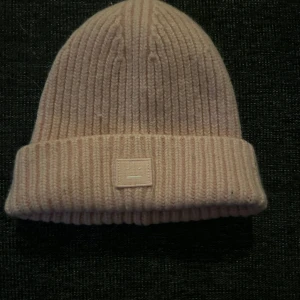 Acne studios mössa - Jättefin acne mössa, den är i nyskick, säljer pga för liten för mig!🥰  