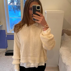 Tröja - Fin beige tröja från chiquelle. Anständig några få gånger, så nästan som ny! Går att klä ner och upp💓 frakt tillkommer. Först till kvarn gäller.