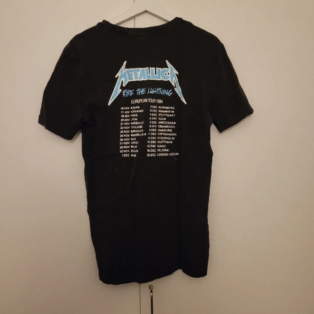 En svart Metallica T-shirt i fint skick. Tryck på både framsidan och baksidan. Storlek XS, men passar även till de som har storlek S. . T-shirts.