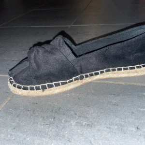 Skor / sandaler / sneakers  - Jättefina skor som passar till allt! Kan användas som inneskor men också uteskor! Säljer tyvärr pågrund av fel storlek, men annars hade jag självklart behållt! ALDRIG ANVÄNDA.