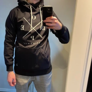 Dope skidjacka  - Väldigt fräsch skidjacka från Dope i storlek XS (stor i storleken) Endast använd 3 dagar så är precis som ny (skick 10/10)  Nypris: 1699 kr Mitt pris: 750 kr