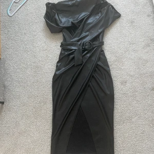 Asos läderklänning - Svart klänning, läder, storlek 38, använd endast 1 gång, köpt för 799kr