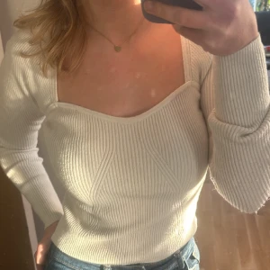 Vit topp från Chiquelle - Säljer denna ribbade topp från Chiquelle som jag använt några gånger men som fortfarande är i väldigt bra skick. Visar även hur det ser ut på baksidan💗.