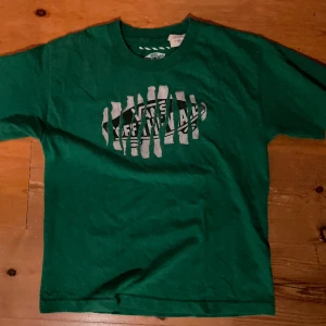 Grön t shirt Vans - Najs tröja med tryck! Sitter väldigt bra tycker jag, slutar på rätt längd och är inte en oversized fit utan mer trendig/”vanlig”. Den är i väldigt bra skick då jag knappt använt den☺️(färgen är mörkare irl än på sista bilden). Skriv vid funderingar💞