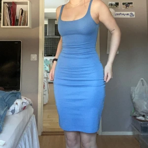 Blå klänning - Använd 2 gånger, som ny.  Ganska hög slits där bak. Köparen står för frakt 