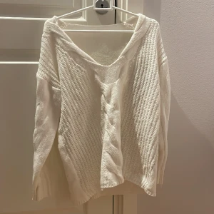 vit stickad tröja - jättebra skick, lite kortare i ärmen, knappt använd