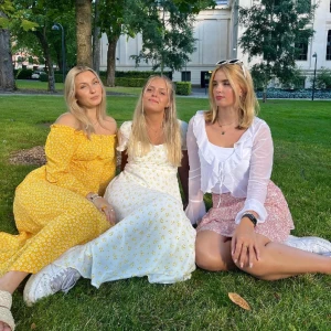 Maxiklänning - Säljer min fina orange/gula blommiga maxiklänning från H&M. Den går ända ner till marken på mig som är 172 cm och är väldigt sparsamt använd. Stl S, köptes för 300kr, säljer för 150kr⭐️