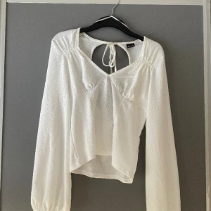 Vit blus - Söt vit blus från gina tricot i stl M. Supersöt men passar inte mig längre! Endast använt 2 gånger. Har till viss del öppen rygg och man kan knyta den hur man vill. Vida armar. Frakt ej inräknad i pris😊