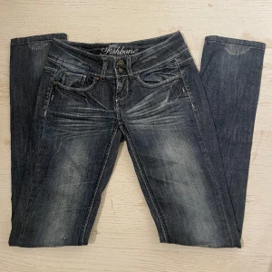 Lågmidjade jeans  - Fina jeans jag köpte på Plick men som tyvärr va för små. Storlek 25. Skriv om mått/ mer bilder.