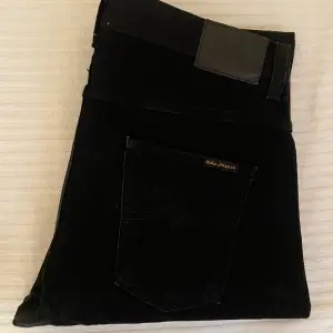 Nudie jeans. Specialist inom tillverkning av byxor.  Storlek: W33 / L30 Modell: Sleepy Sixten  Tvätt: Dry Black Selvage Material: 100% bomull Skick: 10/10 