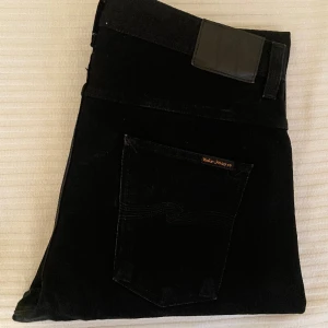 Nudie Jeans Sleepy Sixten - Nudie jeans. Specialist inom tillverkning av byxor.  Storlek: W33 / L30 Modell: Sleepy Sixten  Tvätt: Dry Black Selvage Material: 100% bomull Skick: 10/10 