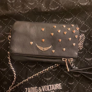 Zadig & Voltaire  - Jättefin zadig väska  Bra skick, lite sliten på hjärtana på framsidan