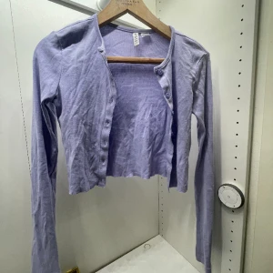 Kofta - Gulligt lila kofta från H&M. Hör av er om ev frågor eller bilder🫶🏼💕