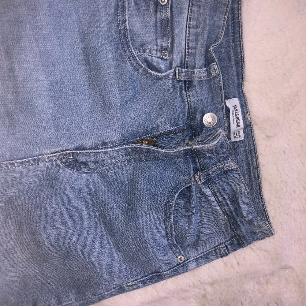 Bra skick använt ett par gånger. Ljusblåa jeans i storlek 38. Slitningar på båda knäna.. Jeans & Byxor.