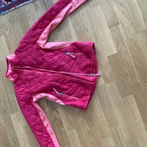 Ridjacka - Rosa/orange jacka från Jacson, strl 150, lite smutsig på ärmarna men annars i fint skick!  Ser mer rosa ut på bilden!  Kan skickas, köparen betalar frakten! Kan tvättas innan!😊 Priset kan diskuteras!