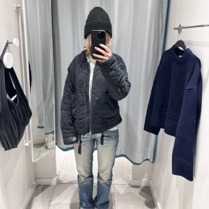 Vår jacka  - Säljer denna jätte fina jacka från zara. Den är i storlek xs men passar oså s. Ändats använd 2 gången så nästan helt ny.