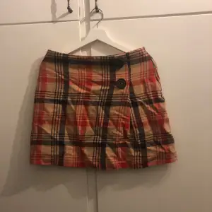 super fin rutig kjol som jag köpt för något år sen men bara använt 2 gånger och nu även är för liten, inga defekter och i nyskick 💗
