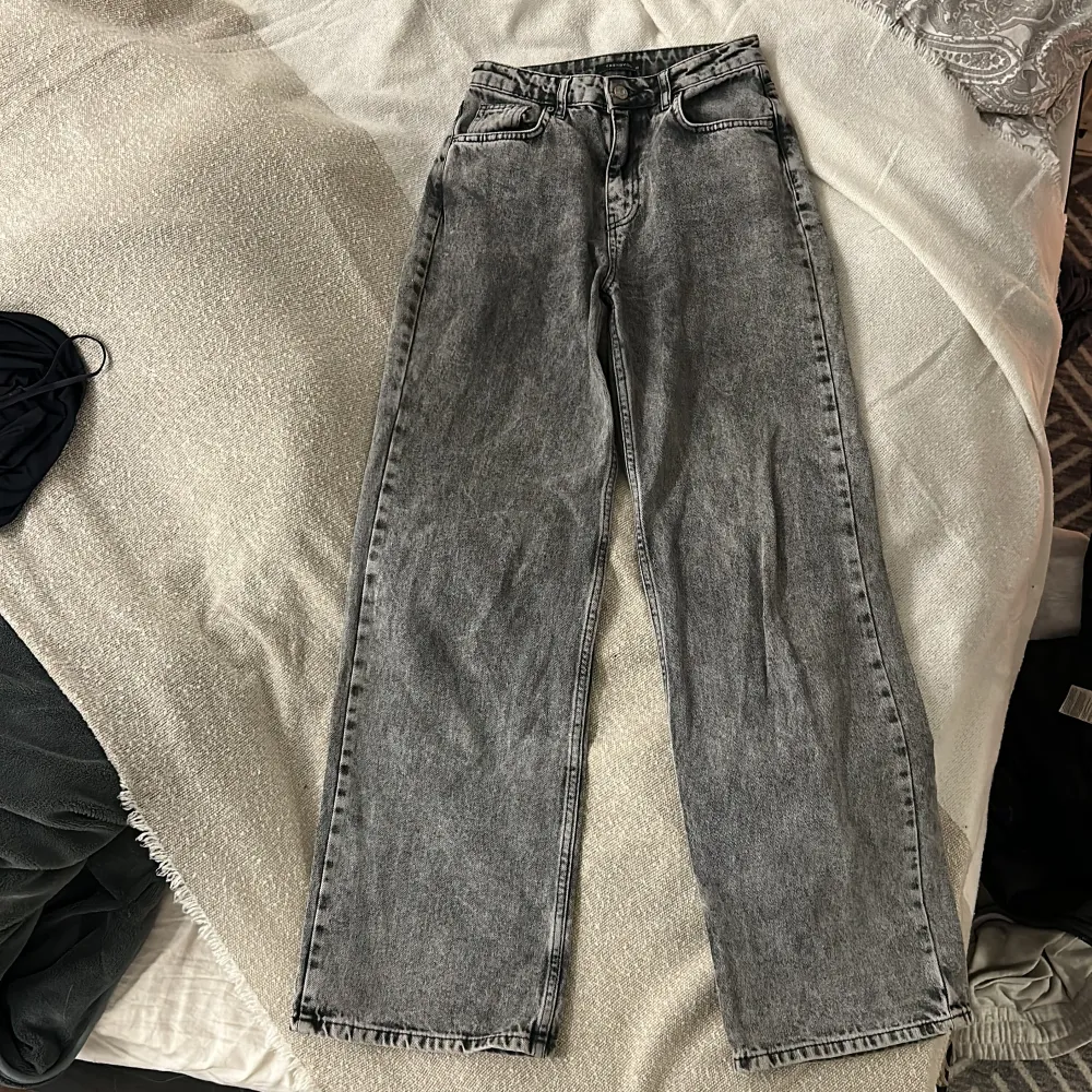 Ett par gråa jeans från märket trendyol, köppta på Zalando. Jätte bra skick säljer för att jag inte använder längre🩷 stl.34. Jeans & Byxor.