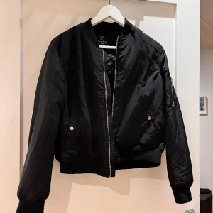 Bomberjacka  - Snygg svart bomberjacka från LFT🥰🥰
