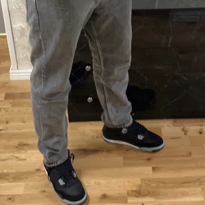 Mörk gråa jeans - Tja, säljer ett par mörkgråa jeans  använd enbart få gånger är i mycket bra skick. Är i storlek CN185 som besvarar L/XL. För mer info skriv i meddelande! 