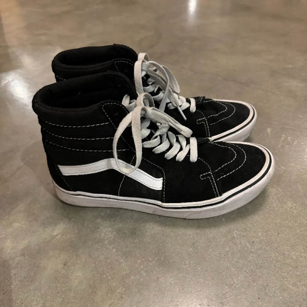 Så fina sneakers från Vans som knappt är använda!. Skor.