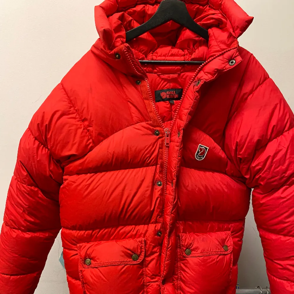 Hej, säljer en Fjällräven Expedition Down vinterjacka i röd färg. Storlek XS men passar olika beroende på hur man vill ha den. Den är välanvänd med flera defekter, därav det billiga priset. Fortfarande fullt funktionell, varm och bekväm. DM för bild.. Jackor.
