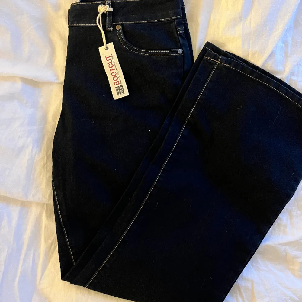 Helt oanvända bootcutjeans som är köpta vintage med prislapp kvar! Storlek 38 men något större än det, hör av er vid frågor om mått. Nypris 234kr 🤗💝. Jeans & Byxor.