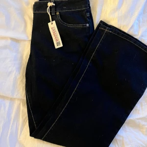 bootcut jeans med lös passform - Helt oanvända bootcutjeans som är köpta vintage med prislapp kvar! Storlek 38 men något större än det, hör av er vid frågor om mått. Nypris 234kr 🤗💝