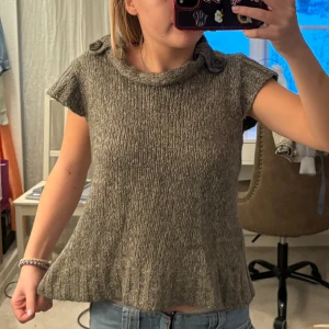 Stickad tröja - Jätte najs kortärmad stickad tröja, med coola detaljer vid kragen