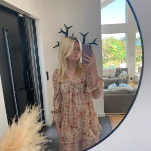 Klänning - Superfin klänning, använd en gång.