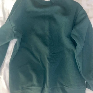 Sweatshirt mörkgrön - Sweatshirt köpt på Gina. Kommer tyvärr inte till användning så den är knappt använd.