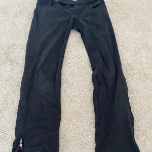 Vintage 2000s lowwaist byxor - -70%. Jättefint skick på dessa vintage lågmidjade kostymbyxorna!! Finns spänne vid midjan och dragkedjor längst ner på benen. Dom är raka i benen. Superfina verkligen men kommer inte till användning