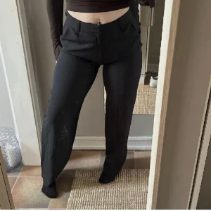 Kostymbyxor  - Nya kostymbyxor från Madlady med lappen kvar i storlek 38 längd regular. Säljes då jag glömde skicka tillbaka dem i tid. 