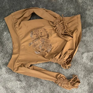 Y2k topp - Så fin off-shoulder tröja i skönt material med justerbara ärmar och tryck. Passar S-M. Beige i färgen, skriv för fler bilder💕