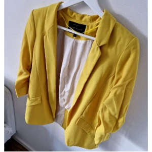 Gul kavaj jacka jacket kostym blazer  - Klassisk tidlös modell, superfräsch kulör, riktigt snygg clean gul färg. Veckade ärmar, slits baktill, sitter som en smäck.  Strl 36/38 (10)