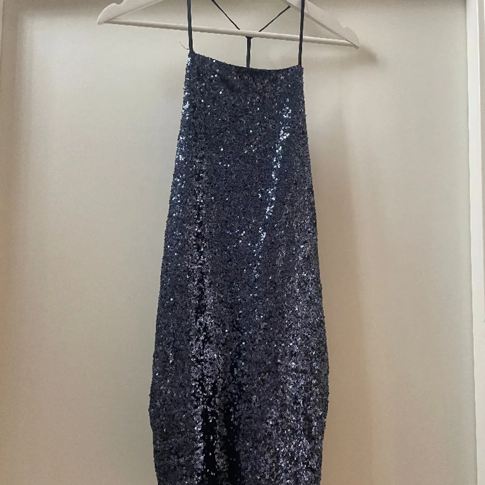 En så cool paljettklänning från Rebecca Stellas kollektion för Nelly. Perfekt till nyår eller annan fest 🥳🕺🪩 Marinblåa paljetter och nästan aldrig använd! . Klänningar.