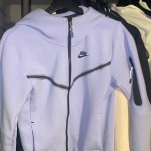 Nike Tech Fleece hoodie  Knappt använd Skick 8.5/10 Speciell Färg Storlek XS Vanlig fit Finns i Skurup Kan fraktas över hela landet