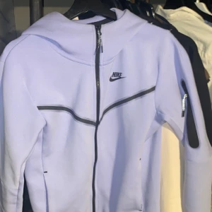 Nike Tech Fleece - Nike Tech Fleece hoodie  Knappt använd Skick 8.5/10 Speciell Färg Storlek XS Vanlig fit Finns i Skurup Kan fraktas över hela landet