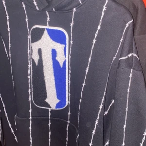 Trapstar Hoodie  - Trapstar hoodie  Knappt använd Skick 9/10 Storlek XS Oversized fit Finns i Skurup Kan fraktas över hela landet