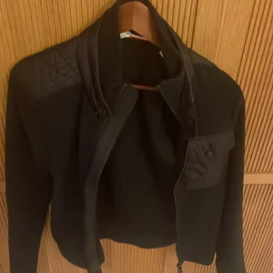 Moncler cardigan  - Tjena, säljer nu denna feta Moncler cardiganen i storlek S men som även passar M. Cardiganen är i färgen mörkblå och är i topp skick. Denna är i en äldre modell därav är pricet lägre. Äkta! Tveka inte på att fråga frågor 😁 