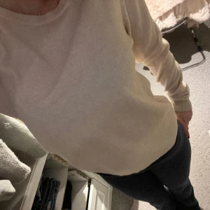 Stickad tröja - En fin tunn stickad tröja i ljusrosa/beige. Jättefin och bra skick. Säljer för 100