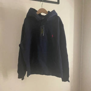 Helt oanvänd med prislappen kvar Ralph lauren hoodie! Hoodie är i barn storlek xl vilket passar en xs/s 🎀 - Helt oanvänd 