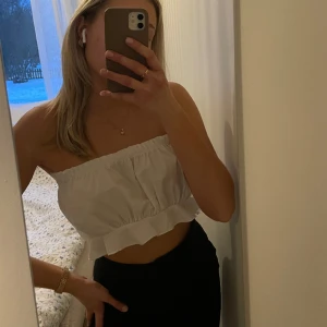 Topp med öppen rygg - Fin topp med knyt och öppen rygg. I fint skick❣️