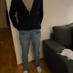 Levis 514 killmodell - Säljer min lillebrors Levis 514 straight jeans, W31 L34, dem passar bra på han och han är 182 cm, knappt använda❤️ original pris är 1300kr