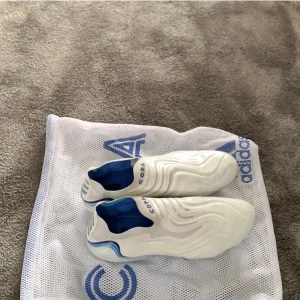 Adidas Copa Sense - Säljer dessa snygga Adidas Copa Sense då dom är för små. Använda väldigt sparsamt och skulle uppskatta det till ca 5 ggr. Finns inte i butik längre så dom är ganska ovanliga. Pris kan diskuteras.