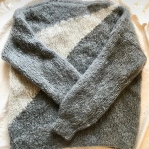 Mohair tröja  - Säljer denna mohair tröjan. Köpt secondhand 😇 står ingen storlek, men skulle säga att det är M! priset kan diskuteras 