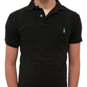 Ralph lauren pike - Snygg och skön tröja till vardagen. Grabben på bilden är 177cm  Skulle säga att piken passar storlek S-M Vid ytterligare frågor eller funderingar är det bara att skriva.