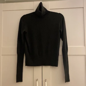 Polotröja från Acne studios  - En mörkgrön polotröja från Acne studios som sitter tajt i passform. Den är i väldigt bra skick förutom att den har blivit lagad under ena armhålan som jag visar på en av bilderna, ingen stor defekt. Tröjan är gjord av ull och tyget är tunt.